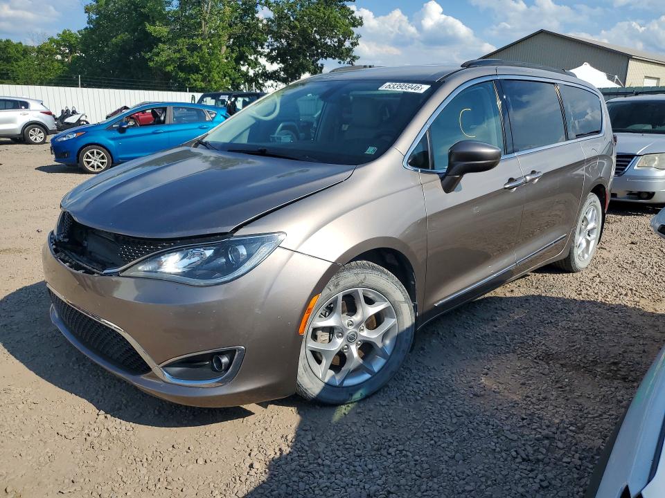 CHRYSLER PACIFICA 2017 with VIN 2C4RC1BG9HR670694 - Photo from auction