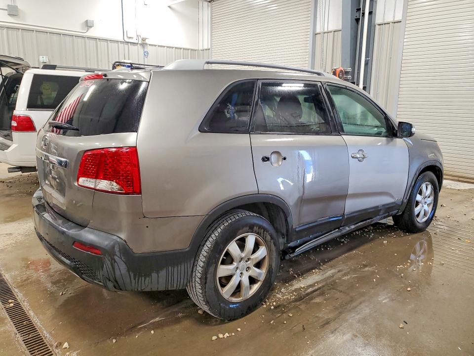Photo 3 from auction – 2011 KIA SORENTO with VIN 5XYKTDA21BG116988