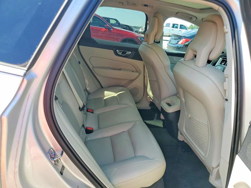 Photo 11 from auction – 2018 VOLVO XC60 with VIN LYV102RK9JB109937