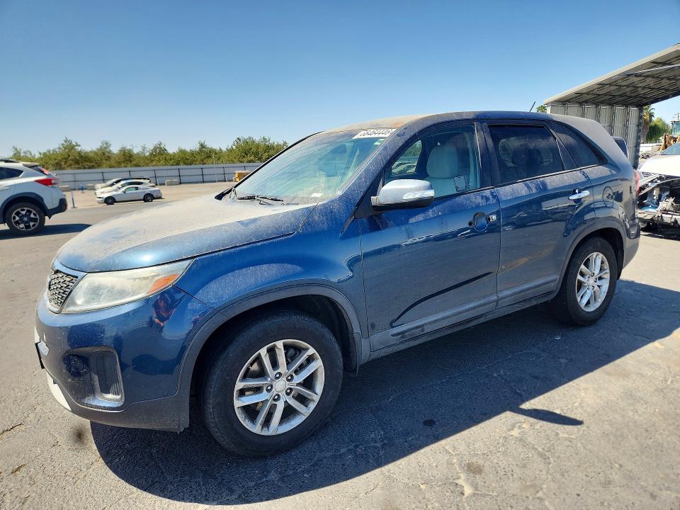 KIA SORENTO 2015 with VIN 5XYKT3A68FG553762 - Photo from auction