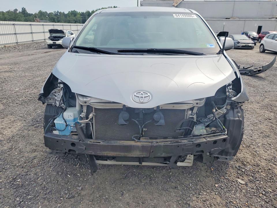 Photo 5 from auction – 2017 TOYOTA SIENNA with VIN 5TDKZ3DC4HS852722