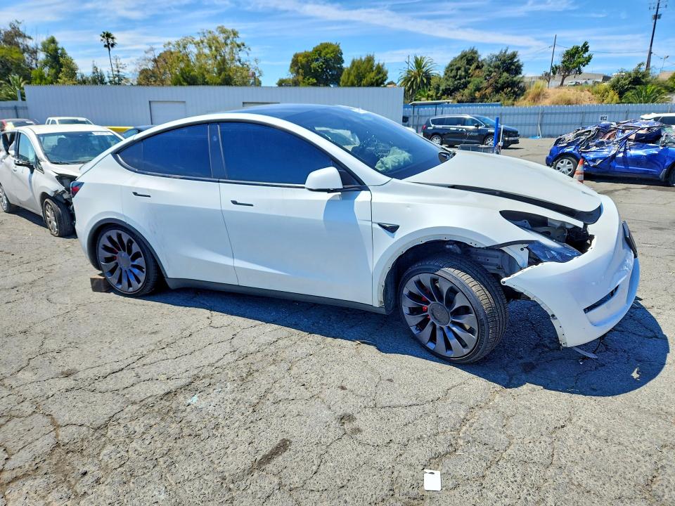 Снимка 4 от търг – 2023 TESLA MODEL Y с VIN 7SAYGDEF9PF922011