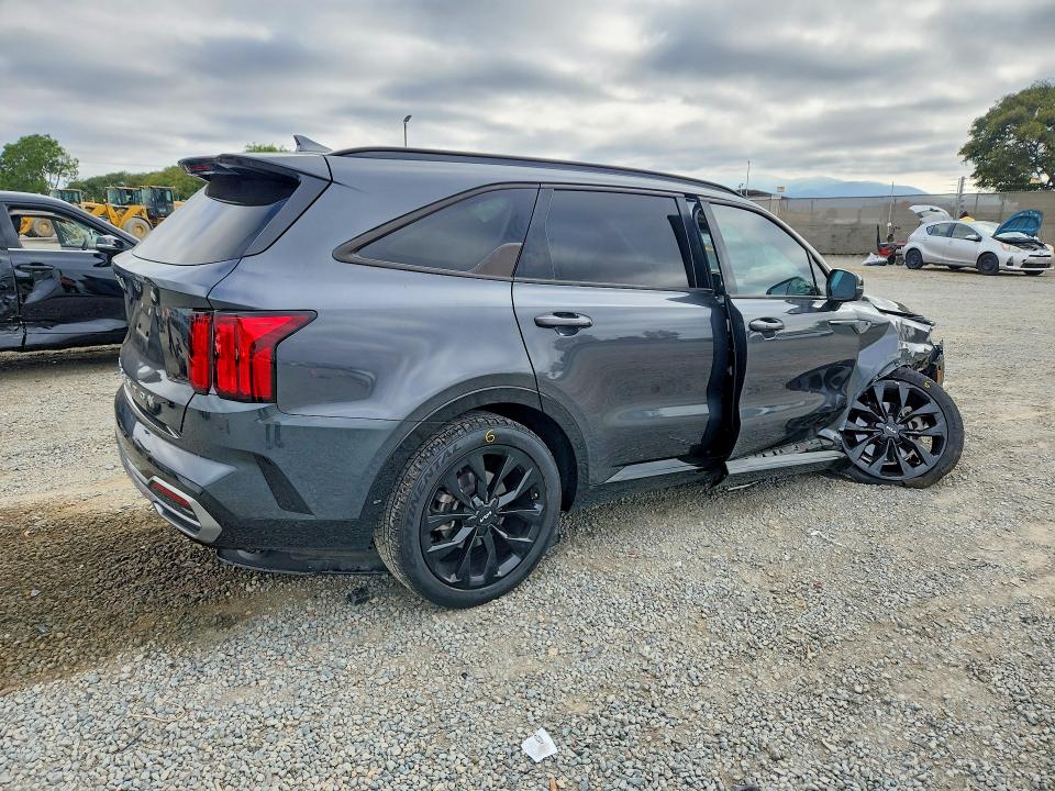Photo 3 from auction – 2022 KIA SORENTO with VIN 5XYRK4LF8NG081064