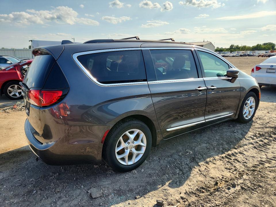 Photo 3 from auction – 2017 CHRYSLER PACIFICA with VIN 2C4RC1BG6HR846469