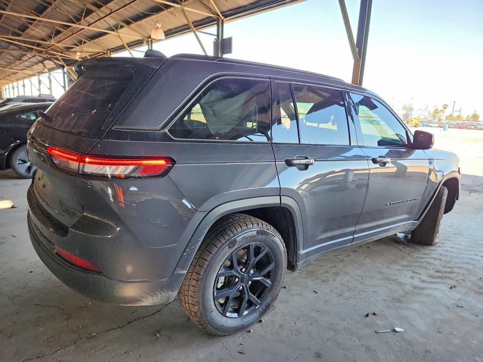 Снимка 3 от търг – 2024 JEEP GRAND CHEROKEE с VIN 1C4RJGAG0R8606311