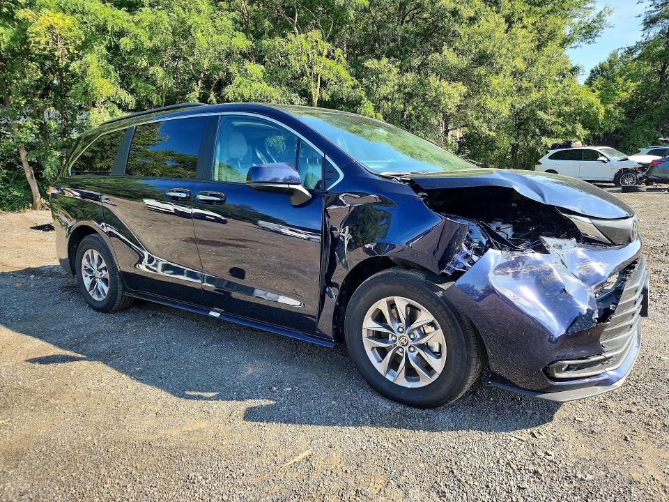 Photo 4 from auction – 2026 TOYOTA SIENNA with VIN 5TDYRKEC8TS327383