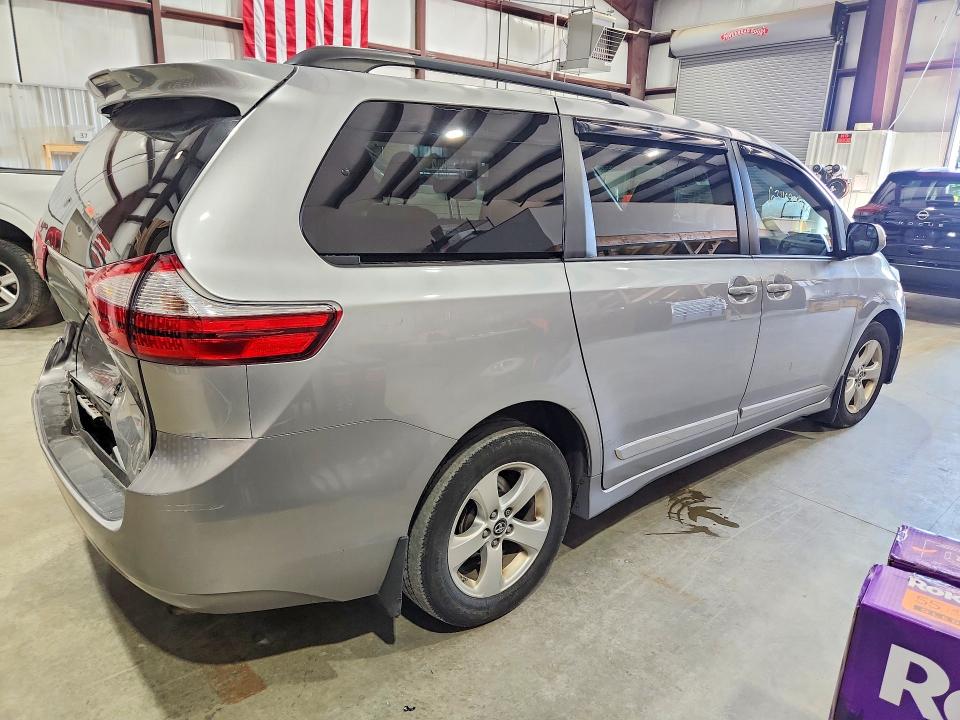 Photo 3 from auction – 2018 TOYOTA SIENNA with VIN 5TDKZ3DC2JS932039