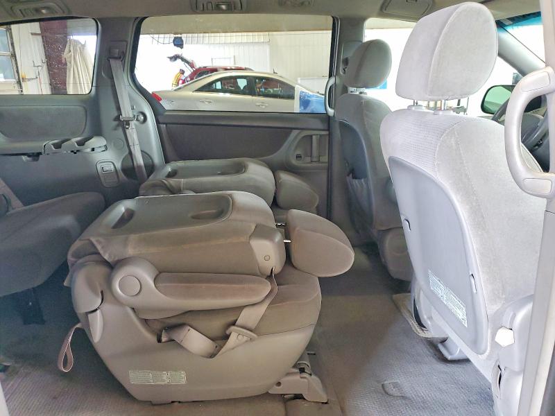 Photo 11 from auction – 2004 TOYOTA SIENNA with VIN 5TDZA23C04S161876