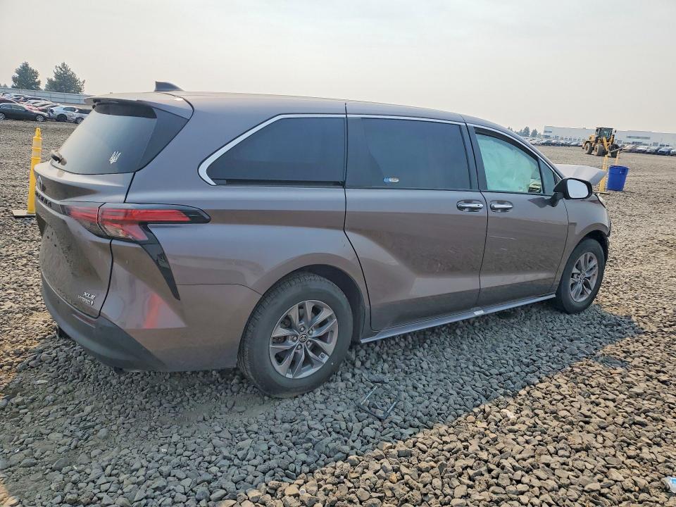 Photo 3 from auction – 2022 TOYOTA SIENNA with VIN 5TDYRKEC4NS093309