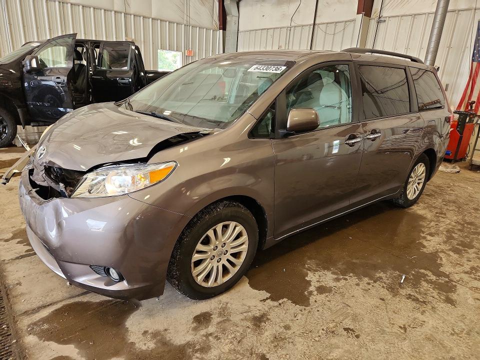 2015 TOYOTA SIENNA - Търг №64330736