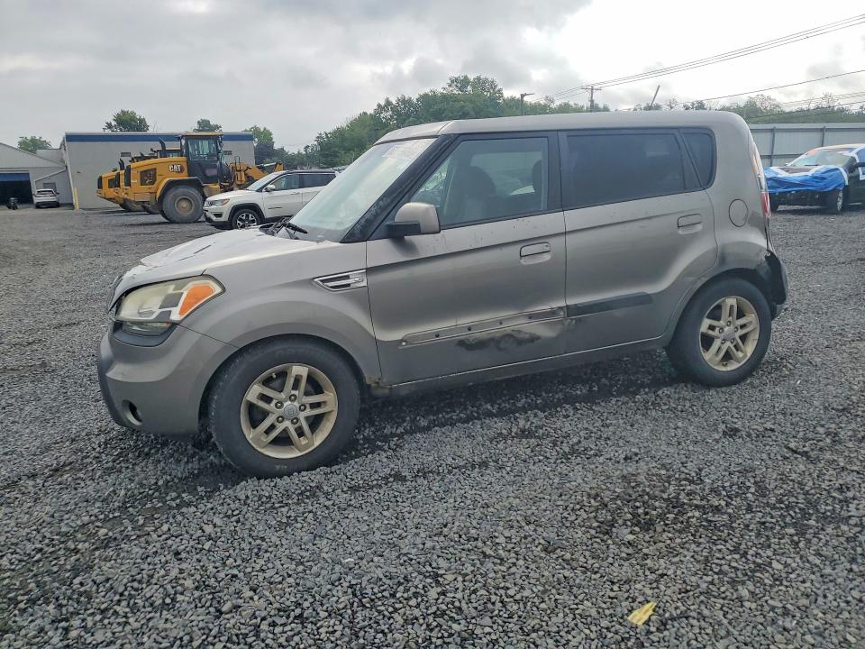 KIA SOUL 2010 with VIN KNDJT2A22A7170652 - Photo from auction