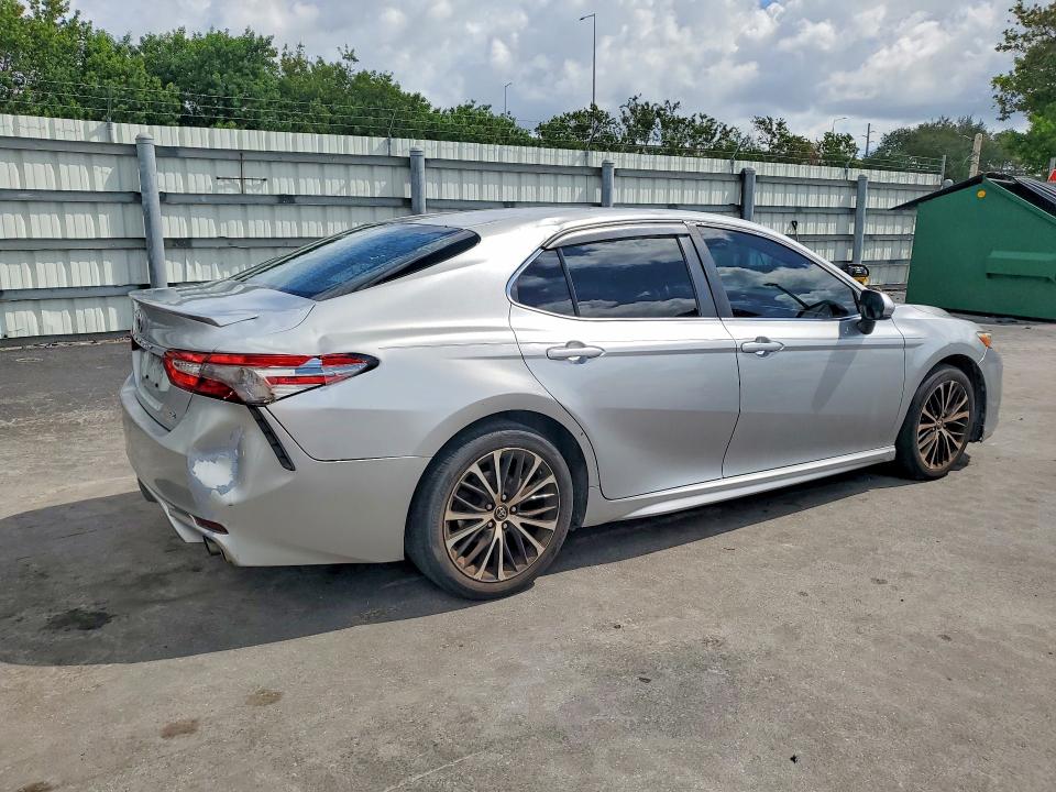 Photo 3 from auction – 2018 TOYOTA CAMRY with VIN 4T1B11HK6JU117900