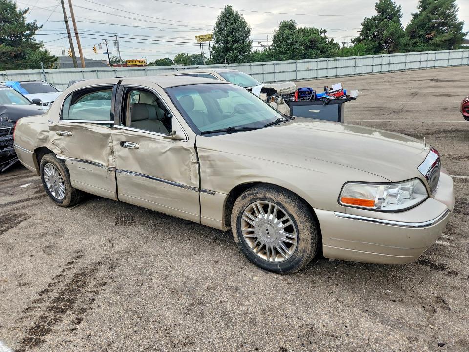 Photo 4 from auction – 2006 LINCOLN TOWN CAR with VIN 1LNHM82W66Y604164