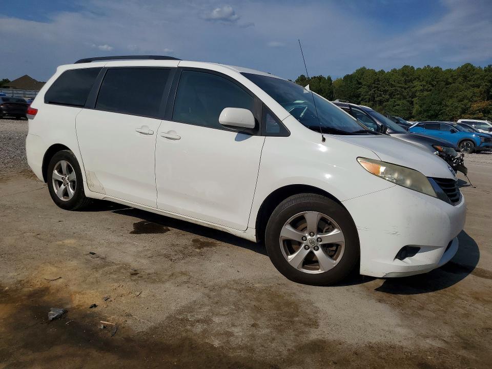 Photo 4 from auction – 2014 TOYOTA SIENNA with VIN 5TDKK3DC8ES405942