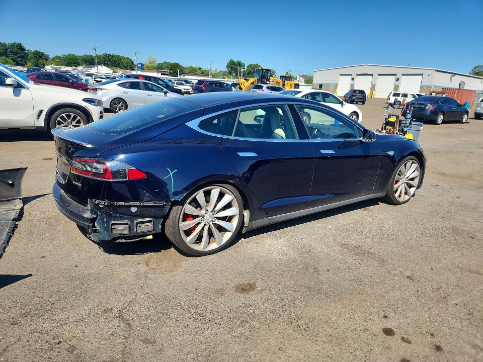 Foto 3 de la subasta – 2015 TESLA MODEL S con VIN 5YJSA1H21FFP70204