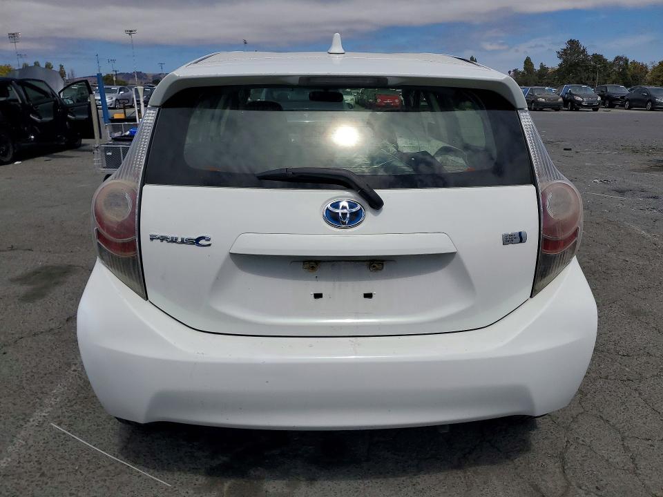 Photo 6 from auction – 2015 TOYOTA PRIUS C with VIN JTDKDTB32F1113411