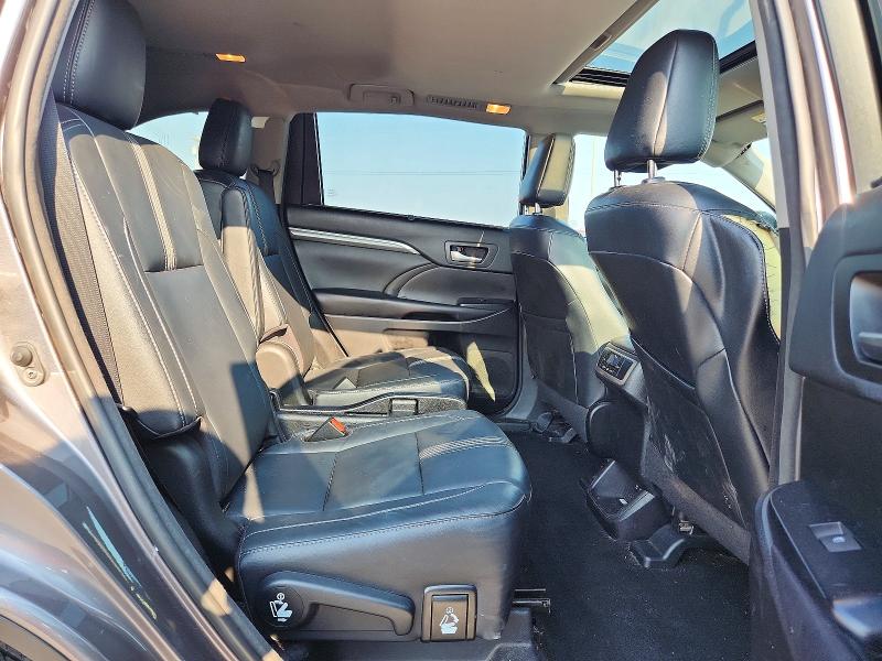 Фото 11 с аукциона – 2018 TOYOTA HIGHLANDER с VIN 5TDKZRFH0JS285541