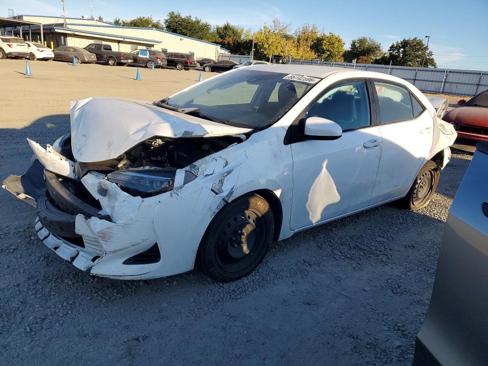 TOYOTA COROLLA 2018 с VIN 5YFBURHE4JP788032 - Снимка от търг