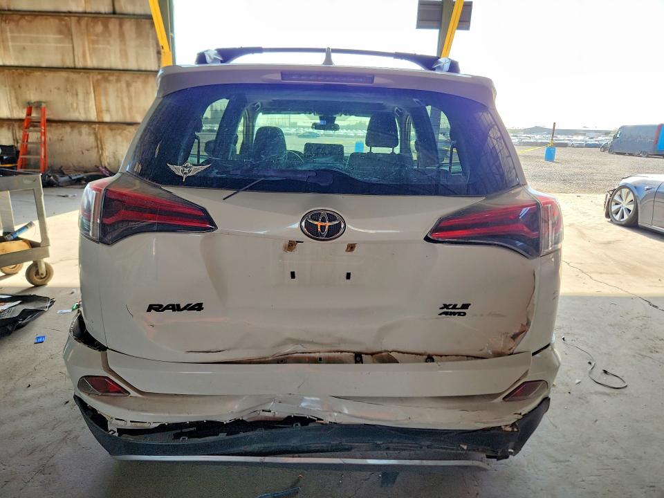 Zdjęcie 6 z aukcji – 2017 TOYOTA RAV4 z VIN JTMRFREV6HJ708032