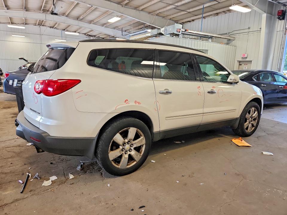 Photo 3 from auction – 2011 CHEVROLET TRAVERSE with VIN 1GNKRLED2BJ170991