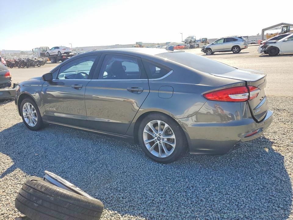 Photo 2 from auction – 2019 FORD FUSION with VIN 3FA6P0LU2KR114787