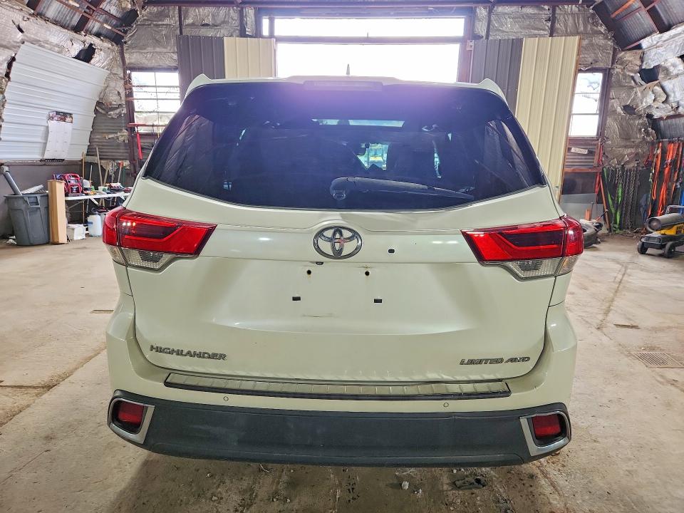 Photo 6 from auction – 2017 TOYOTA HIGHLANDER with VIN 5TDDZRFHXHS414369