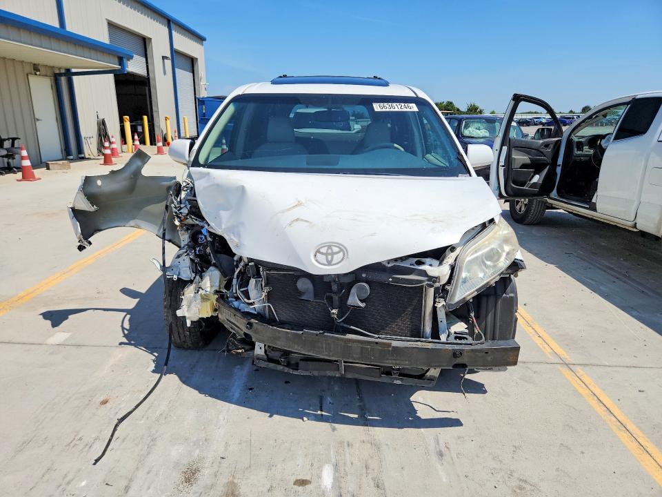 Снимка 5 от търг – 2011 TOYOTA SIENNA с VIN 5TDYK3DC2BS101446