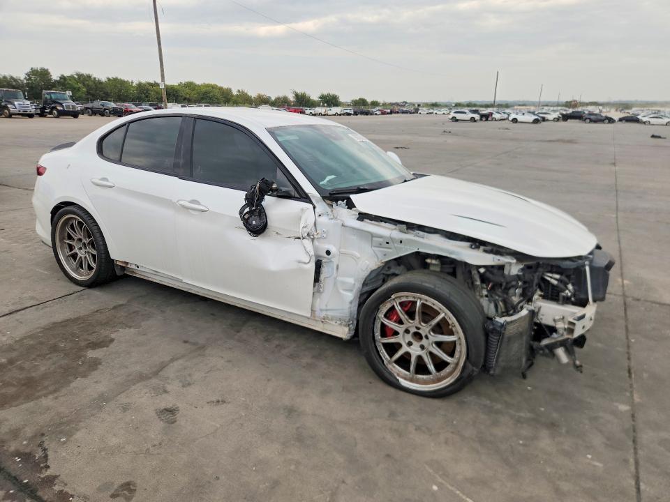 Photo 4 from auction – 2017 ALFA ROMEO GIULIA with VIN ZARFAEAV3H7549893