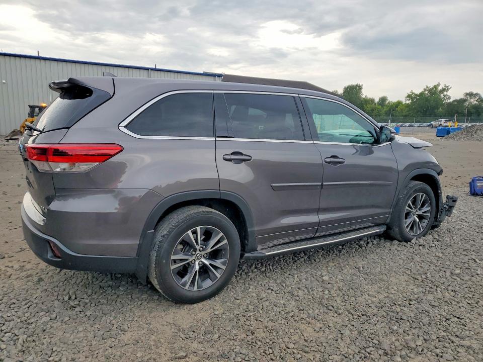 Photo 3 from auction – 2017 TOYOTA HIGHLANDER with VIN 5TDBZRFH1HS363030