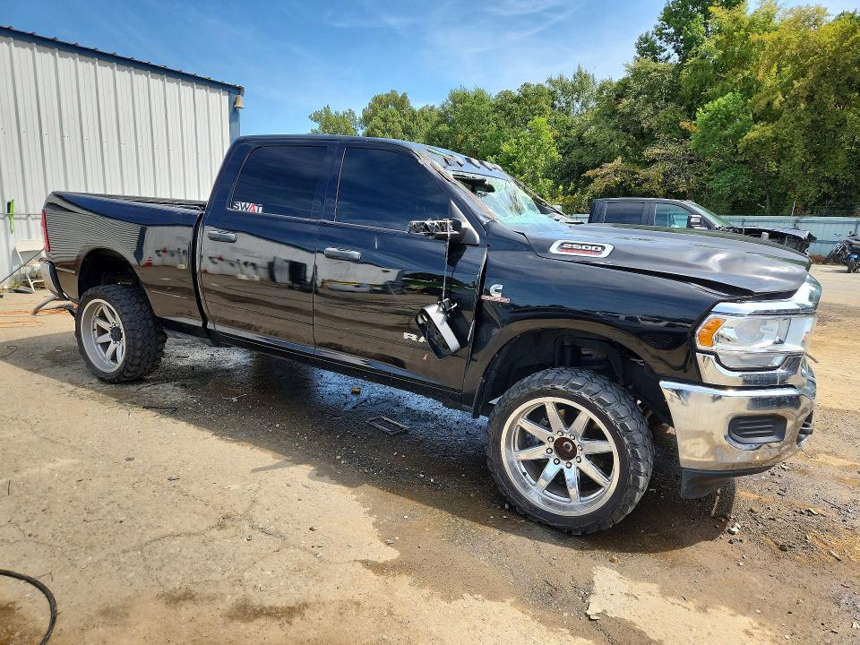 Фото 4 с аукциона – 2022 RAM 2500 с VIN 3C6UR5CL5NG393773