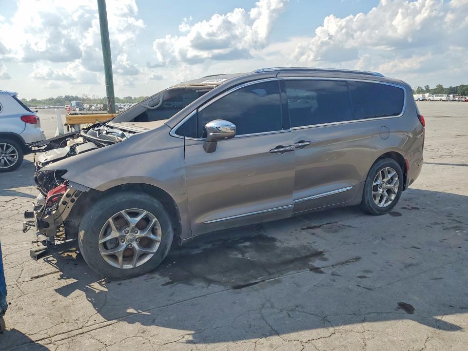 CHRYSLER PACIFICA 2017 with VIN 2C4RC1GG7HR770608 - Photo from auction
