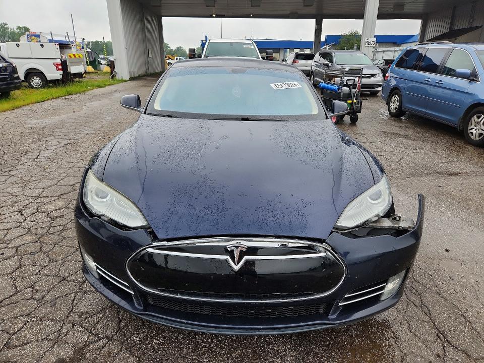Photo 5 from auction – 2013 TESLA MODEL S with VIN 5YJSA1AG4DFP08699