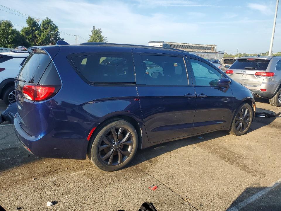 Photo 3 from auction – 2018 CHRYSLER PACIFICA with VIN 2C4RC1BG3JR364466