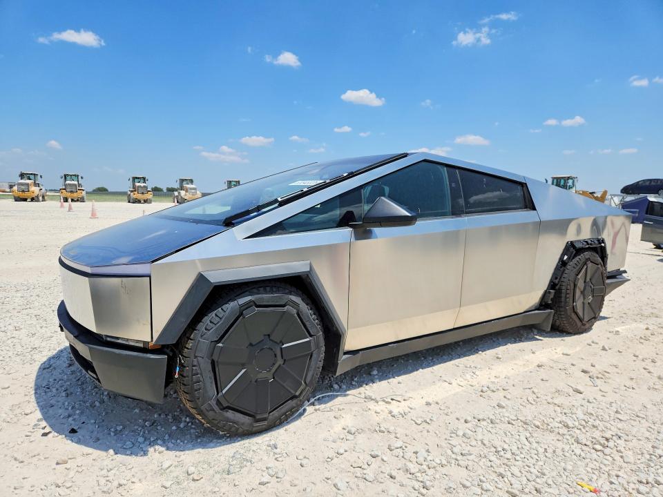 2025 TESLA CYBERTRUCK