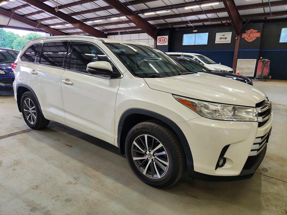 Photo 4 from auction – 2017 TOYOTA HIGHLANDER with VIN 5TDJZRFH0HS513267