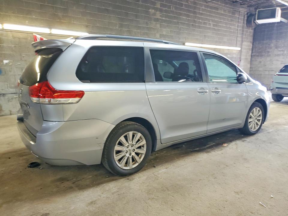 Photo 3 from auction – 2014 TOYOTA SIENNA with VIN 5TDJK3DC1ES090560