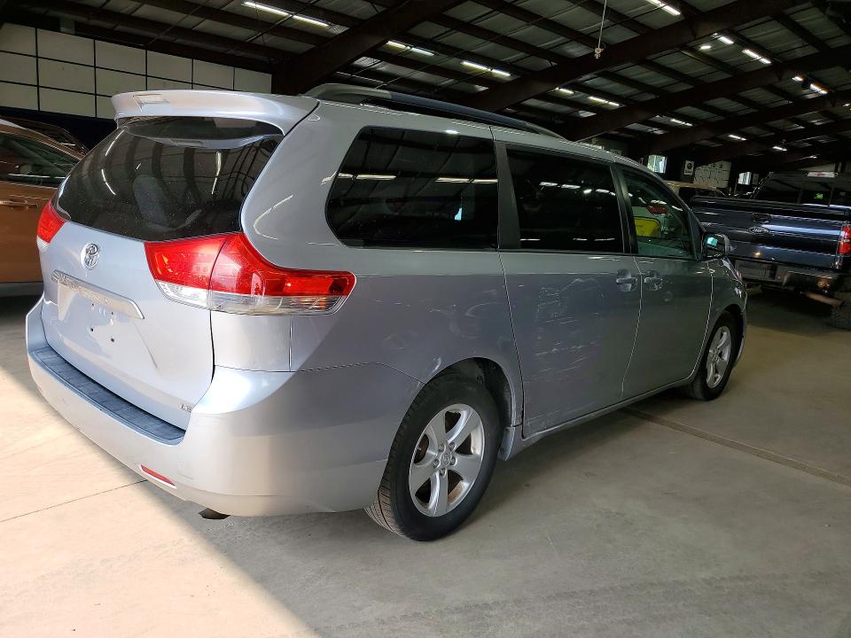 Zdjęcie 3 z aukcji – 2014 TOYOTA SIENNA z VIN 5TDKK3DC8ES421784
