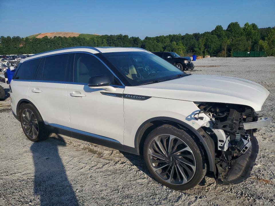 Photo 4 from auction – 2023 LINCOLN AVIATOR with VIN 5LM5J7WC1PGL05563