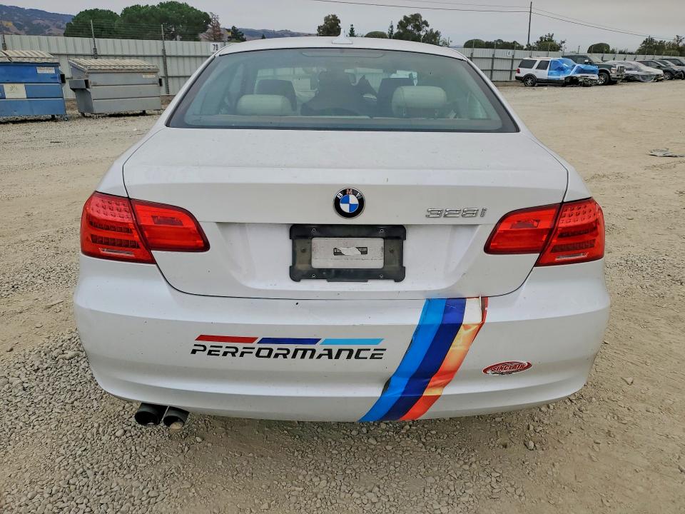 Photo 6 from auction – 2011 BMW 328 with VIN WBAKE5C54BE574294
