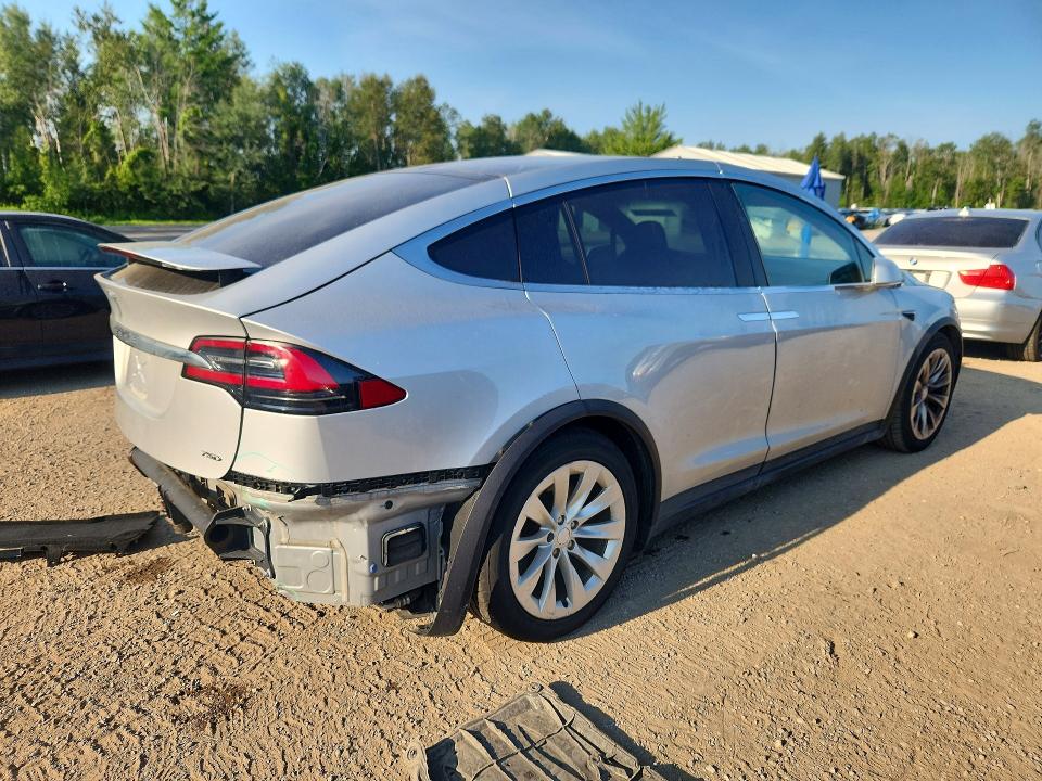 Photo 3 from auction – 2018 TESLA MODEL X with VIN 5YJXCAE21JF102111