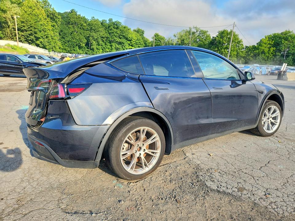Foto 3 de la subasta – 2024 TESLA MODEL Y con VIN 7SAYGDEE0RF995133