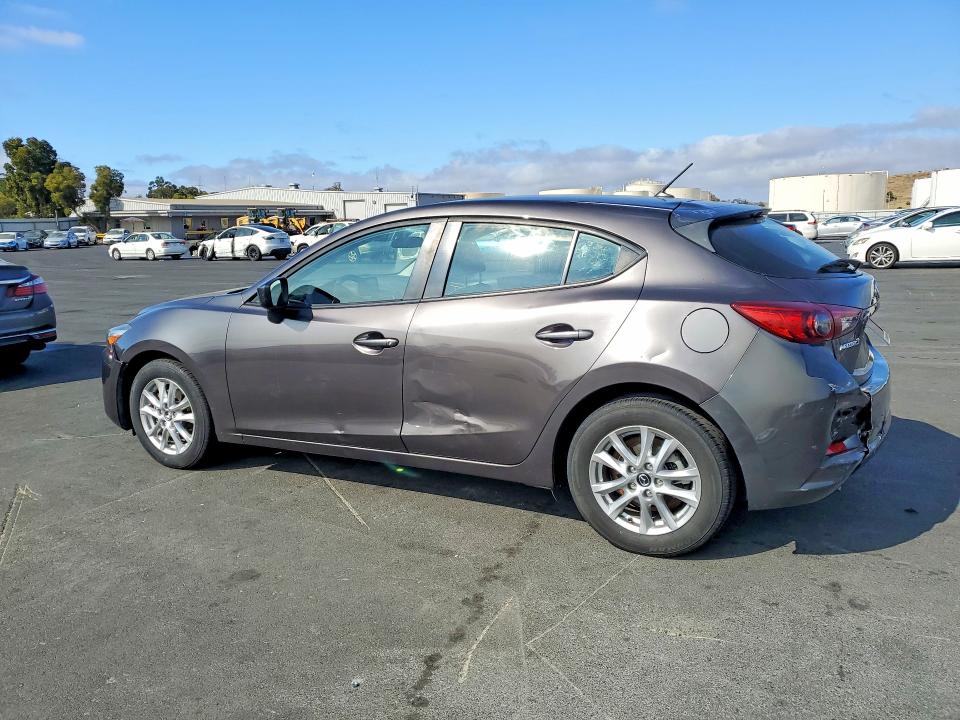 Foto 2 de la subasta – 2018 MAZDA 3 con VIN 3MZBN1K75JM203584