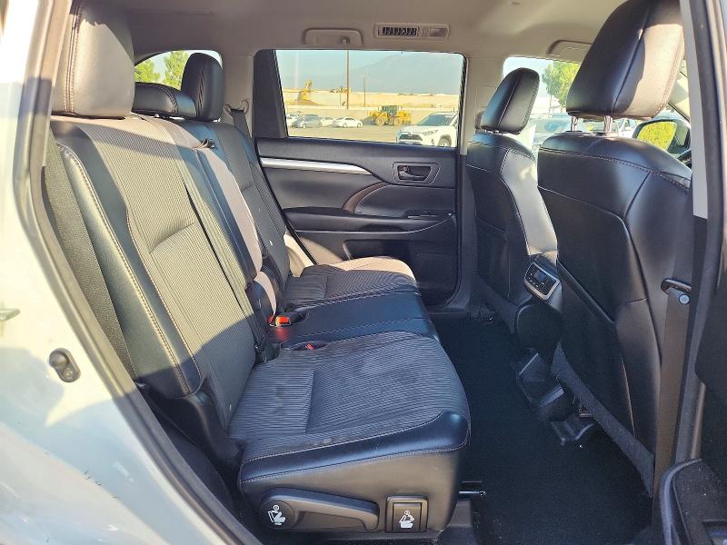Photo 11 from auction – 2016 TOYOTA HIGHLANDER with VIN 5TDZKRFH7GS174285