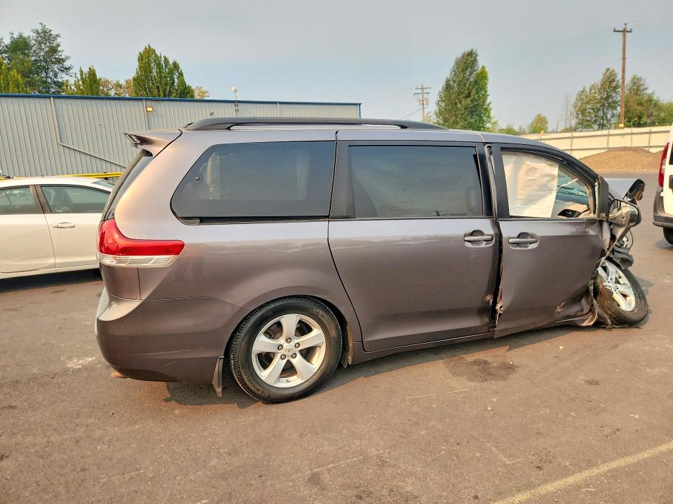 Photo 3 from auction – 2011 TOYOTA SIENNA with VIN 5TDKK3DC4BS091654