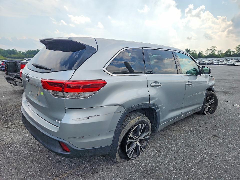 Photo 3 from auction – 2018 TOYOTA HIGHLANDER with VIN 5TDBZRFH1JS858768