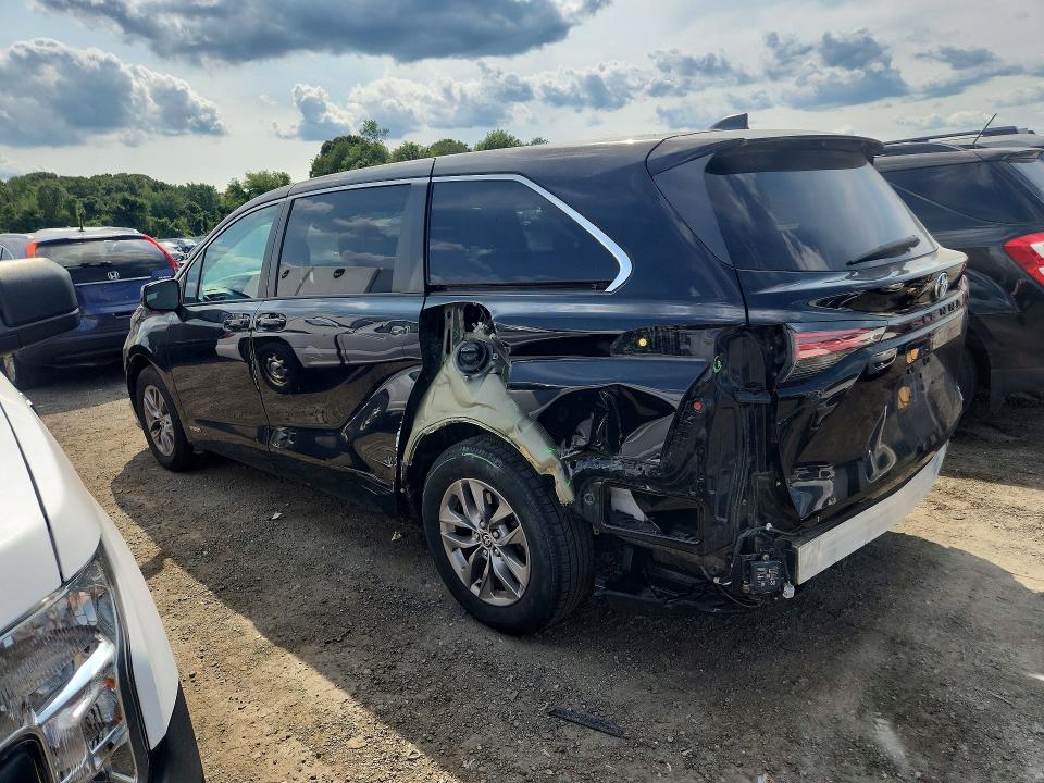 Photo 2 from auction – 2021 TOYOTA SIENNA with VIN 5TDKRKECXMS047181