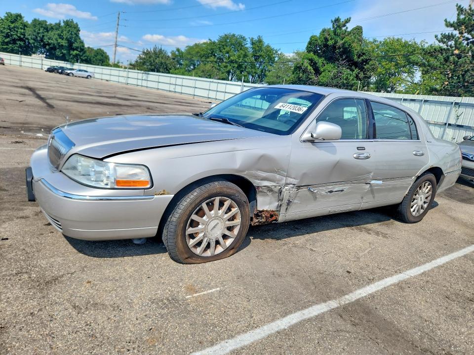 LINCOLN TOWN CAR 2007 with VIN 1LNHM81W67Y601087 - Photo from auction