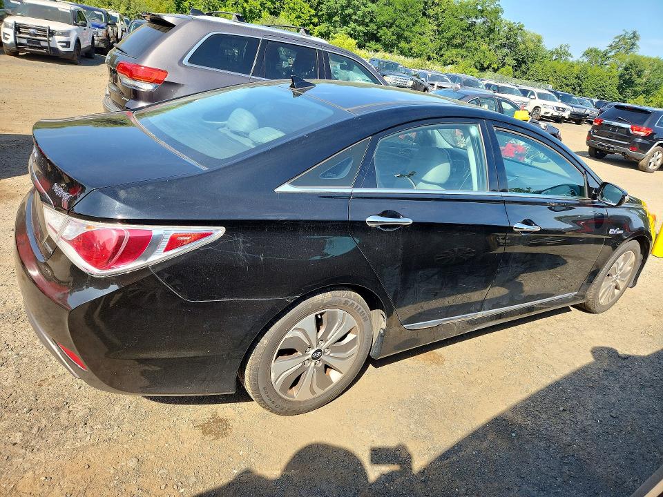 Photo 3 from auction – 2015 HYUNDAI SONATA HYBRID with VIN KMHEC4A47FA127316
