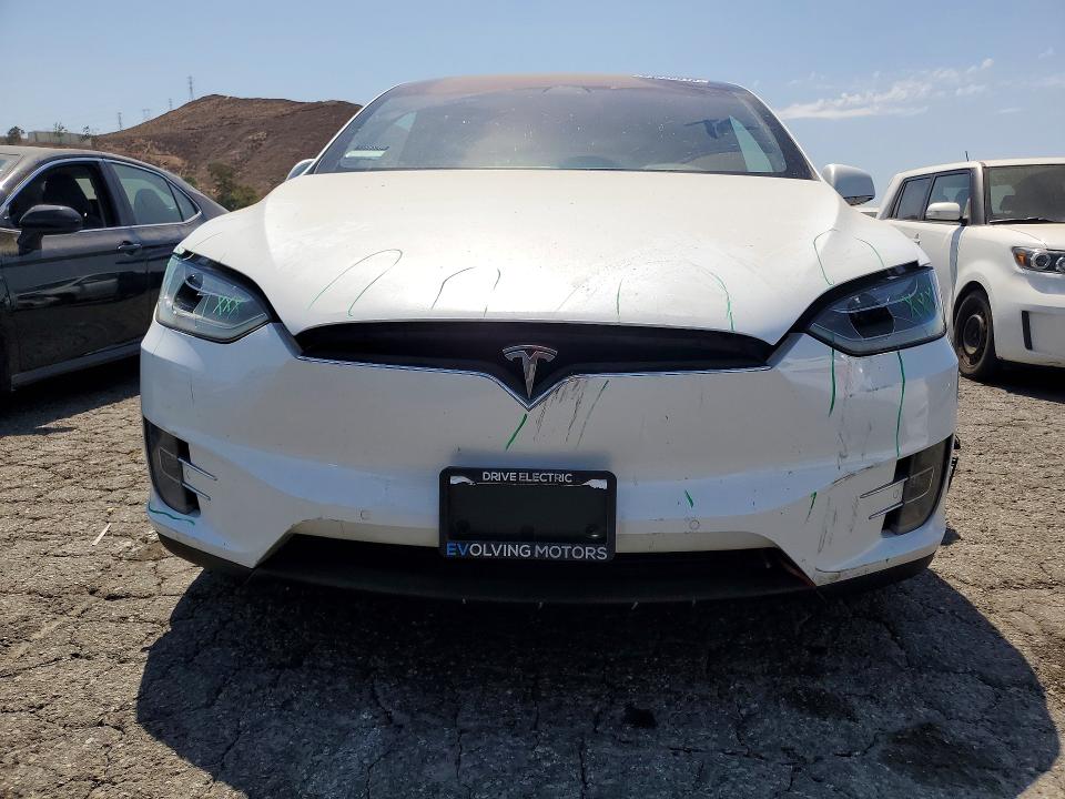 Фото 5 с аукциона – 2018 TESLA MODEL X с VIN 5YJXCBE46JF105237