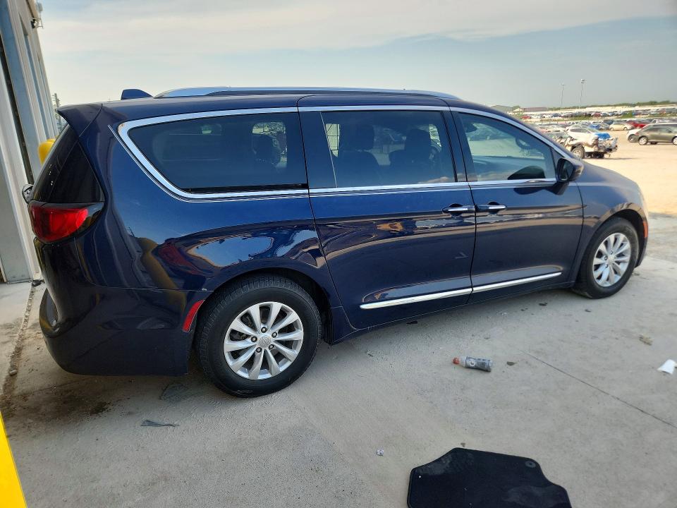 Photo 3 from auction – 2018 CHRYSLER PACIFICA with VIN 2C4RC1EG2JR254097